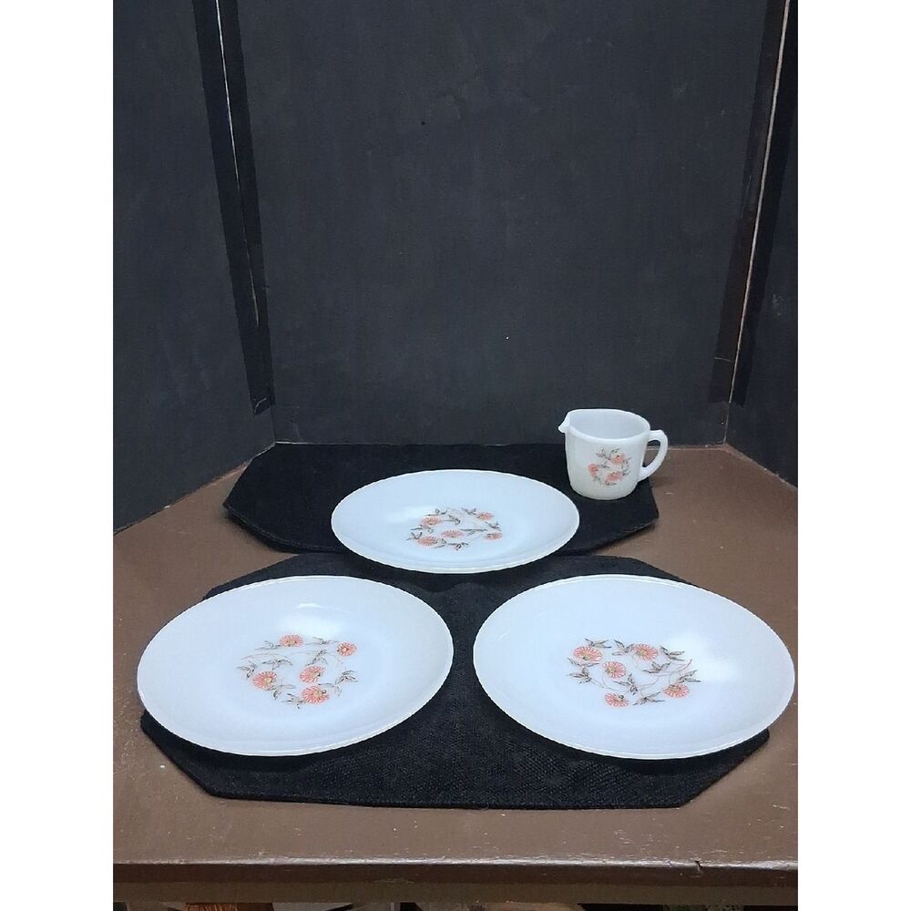 4 Pc Fire King Fleurette Milk 4 Glass 9"‎ Dinner Plates & Pitcher.